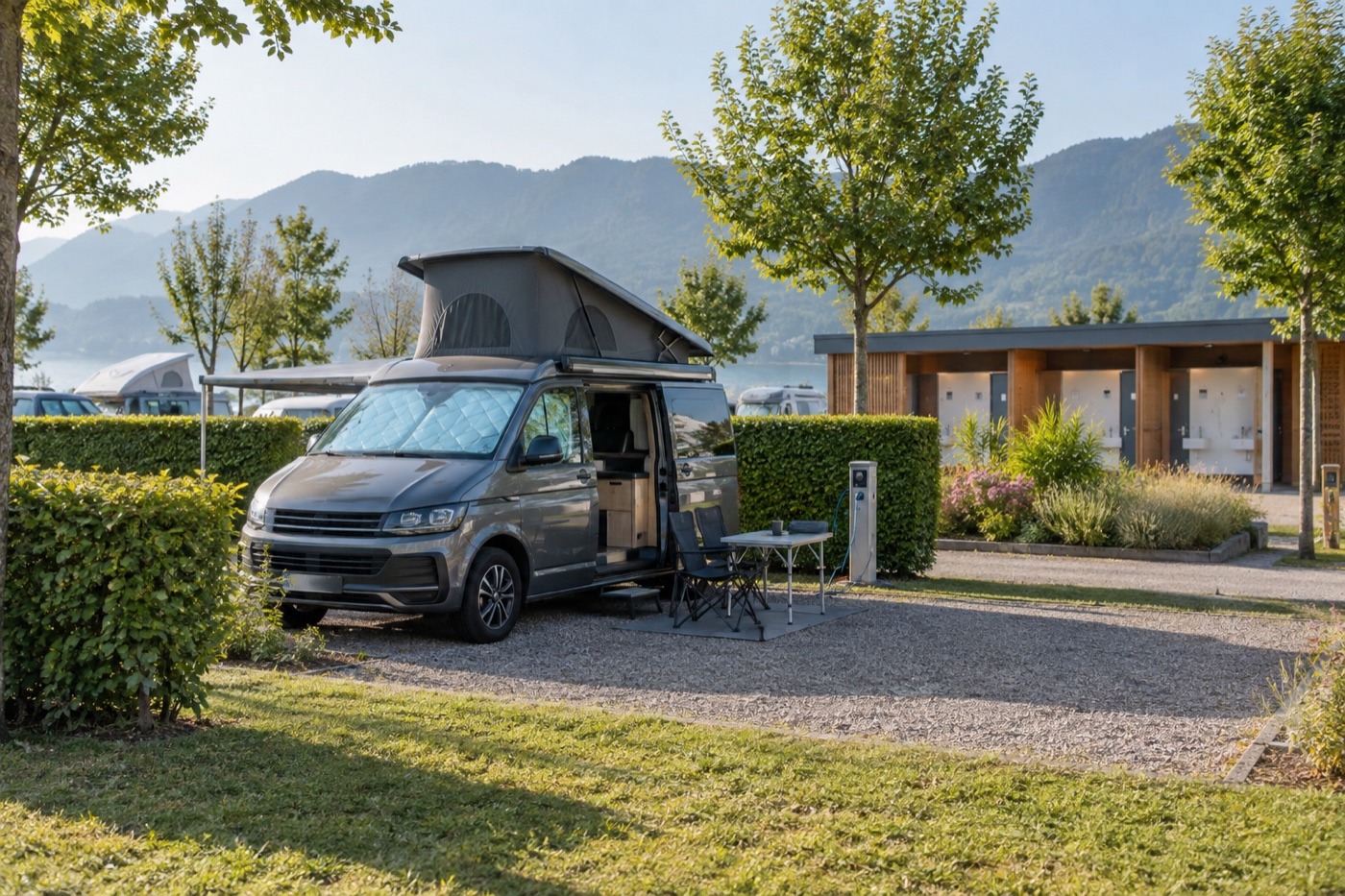 Emplacement de camping géré avec services, en contraste avec un simple arrêt nocturne.